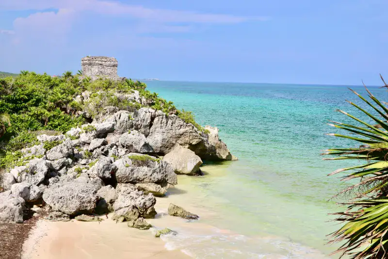 Ruinas mayas de Tulum frente al mar Caribe, zona base de Sanitisur en Quintana Roo