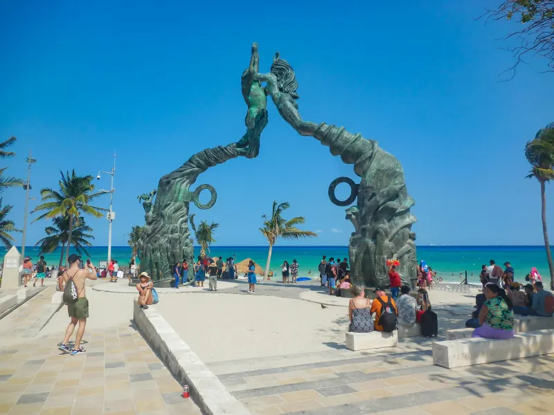 Portal Maya en el malecón de Playa del Carmen, zona turística con acceso al mar