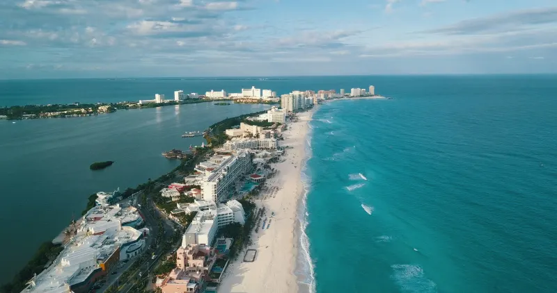 Vista aérea de la Zona Hotelera de Cancún sobre el Caribe mexicano